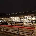 Airport Plaza bei Nacht