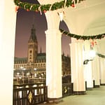 Alsterarkaden mit Hamburger Rathaus zur Weihnachtszeit