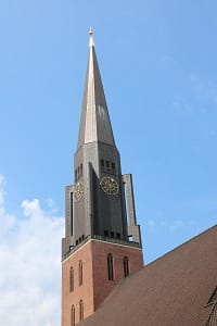 Der neue 125 m hoher Kirchturm mit einer Kugelspitze