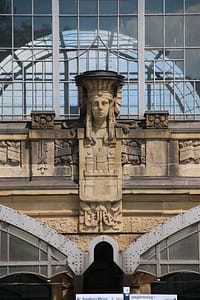 Jugendstil Fassade mit Hamburg-Wappen
