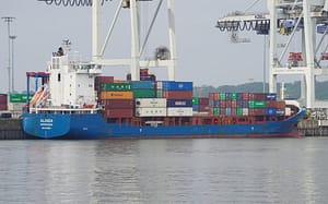 Feederschiff am Containerterminal Tollerort