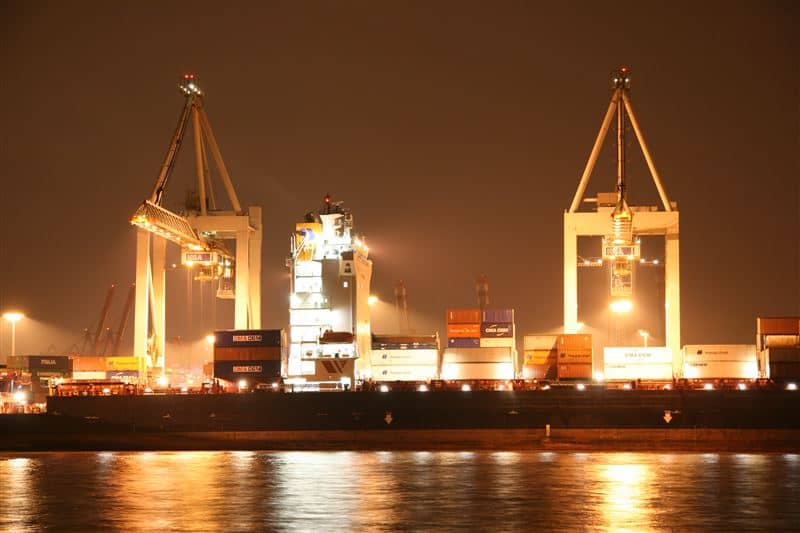 Hapag-Lloyd Container auf Containerschiff - Burchardkai (CTB)