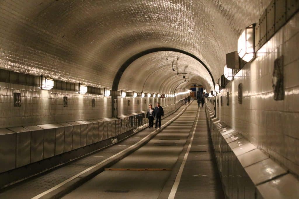 Tunnelröhre Alter Elbtunnel für Fußgänger und Radfahrer